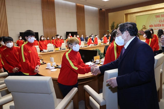 Thủ tướng gọi các nữ cầu thủ là những 'cô gái kim cương'
