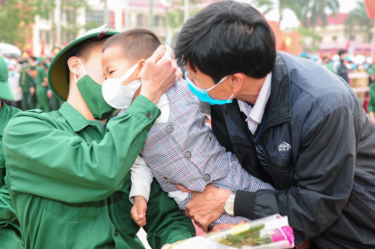 Những nụ hôn gửi tặng người thân trước giờ nhập ngũ.