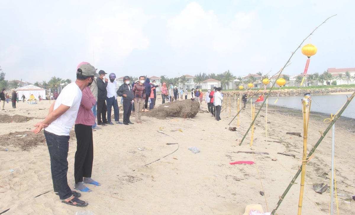 Người dân TP Hội An đứng dọc bờ biển Cửa Đại cầu nguyện cho nạn nhân.