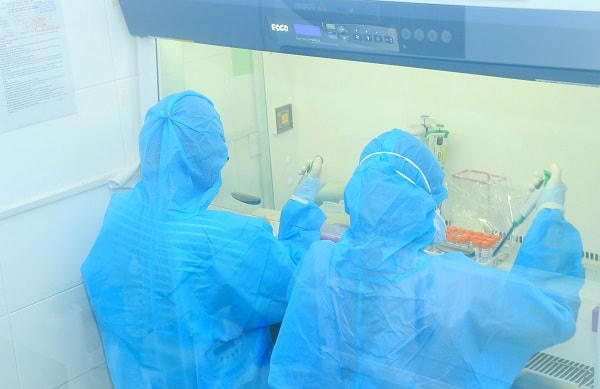 Nhân viên Trung tâm Kiểm soát bệnh tật tỉnh Hà Nam trong phòng xét nghiệm trong phòng xét nghiệm.