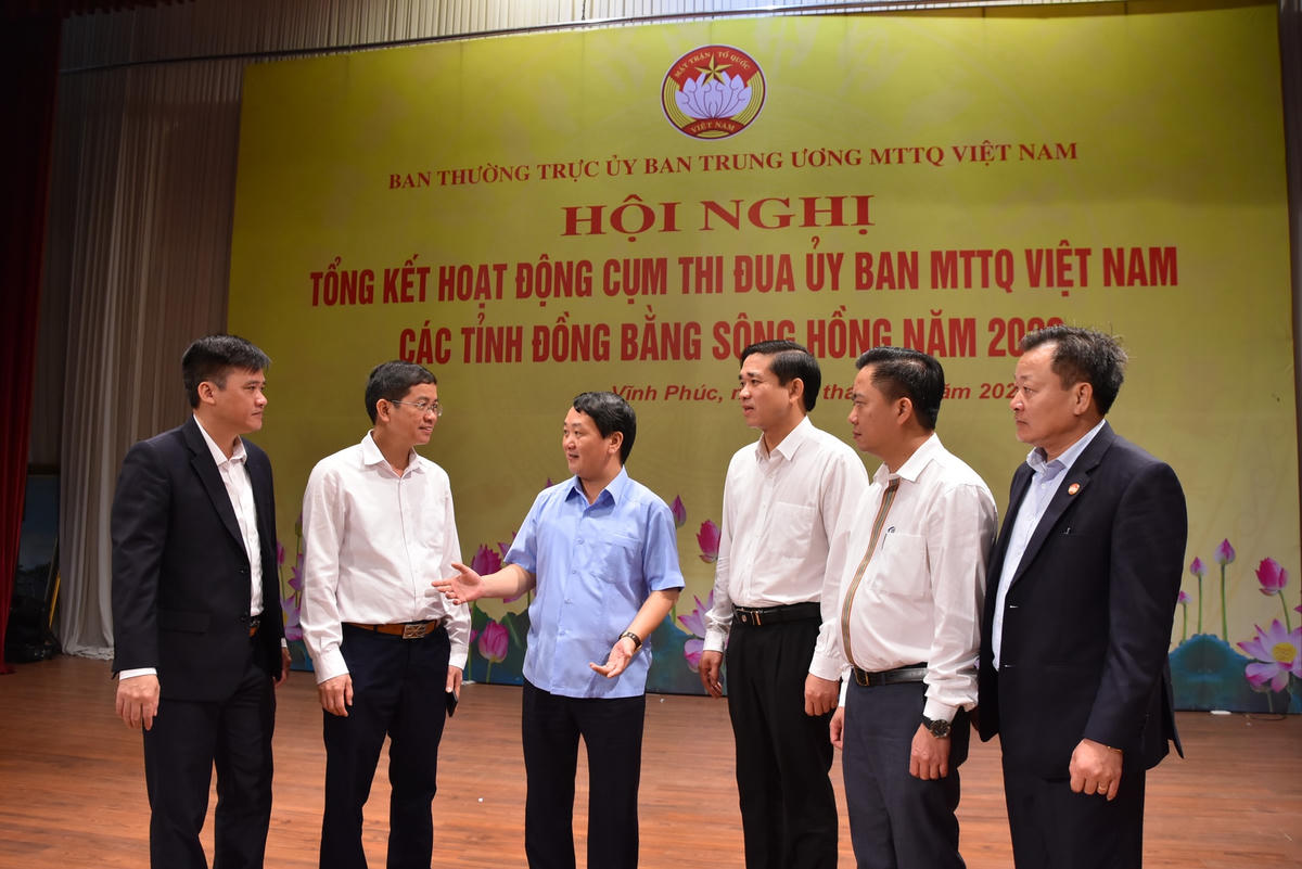 Phó Chủ tịch - Tổng Thư ký Hầu A Lềnh trao đổi với các đại biểu dự Hội nghị.