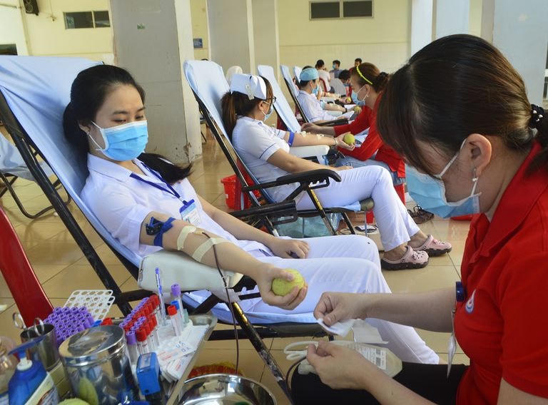 Y, bác sĩ Bệnh viện đa khoa Đồng Tháp hiến máu tình nguyện. Ảnh: Trần Ngọc.