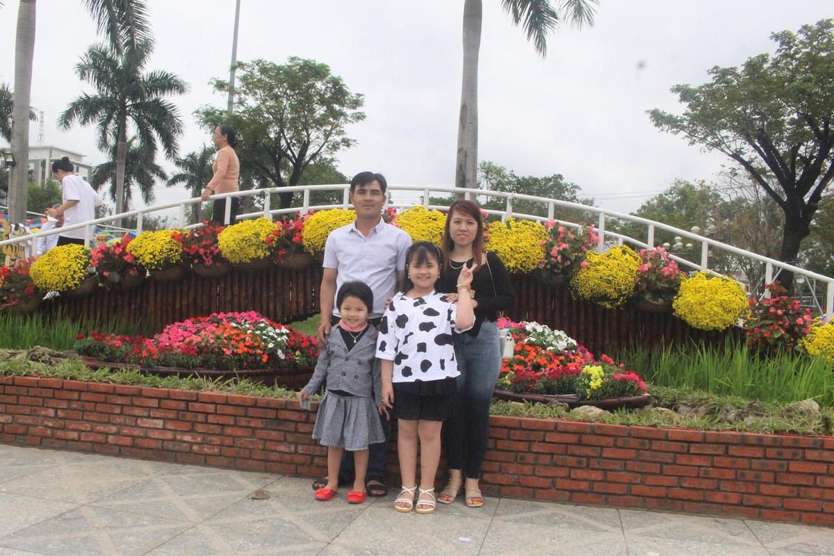 Một gia đình đang chụp ảnh lưu niệm.