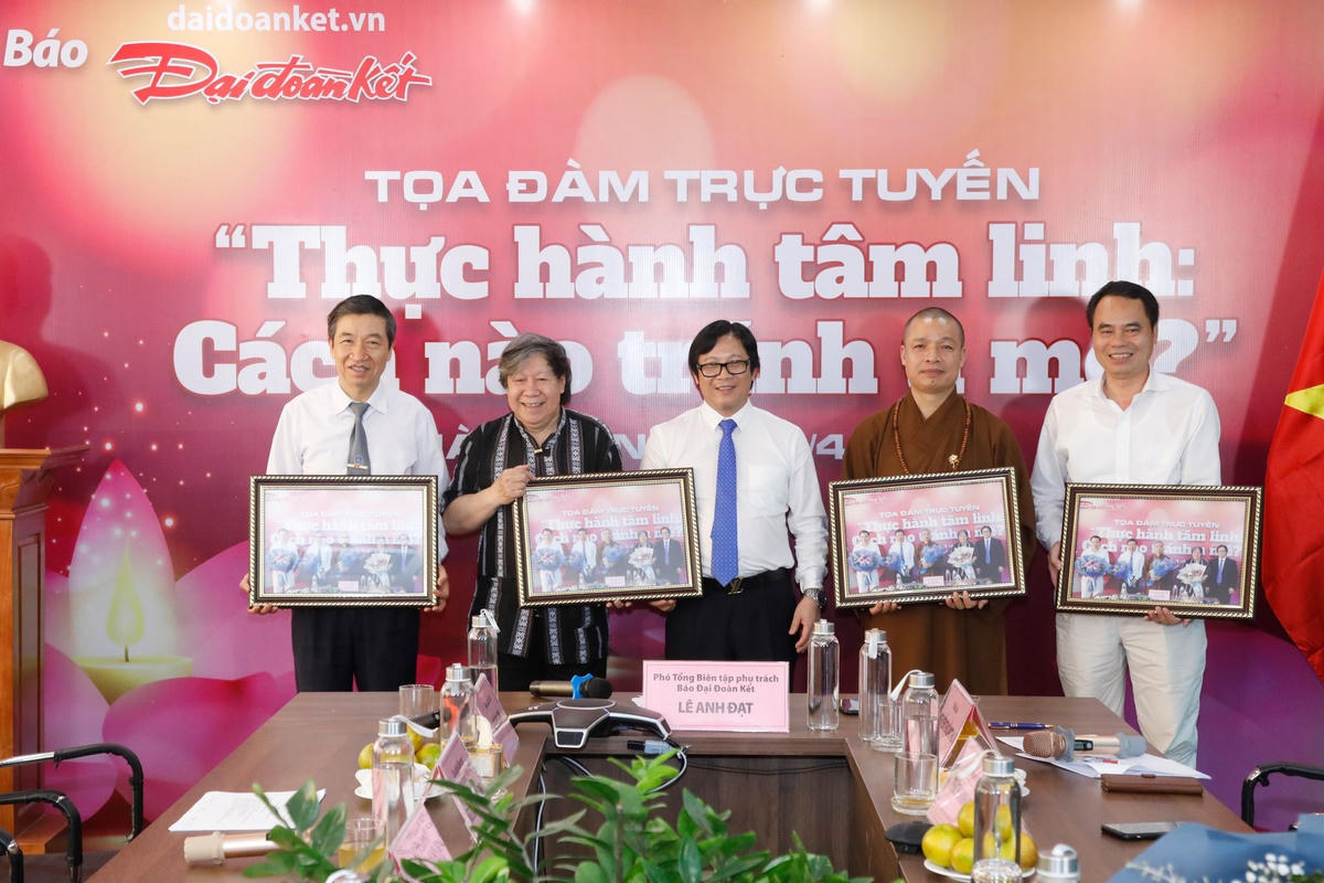 Nhà báo Lê Anh Đạt thay mặt Ban Biên tập báo Đại Đoàn Kết tặng ảnh lưu niệm các khách mời tham gia tọa đàm. Ảnh: Quang Vinh.