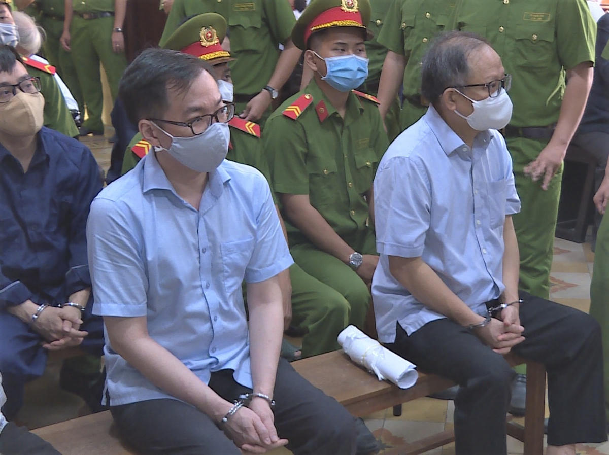 Từ trái qua: Ông Tề Trí Dũng và ông Tất Thành Cang tại tòa (Ảnh: Hồng Phúc).