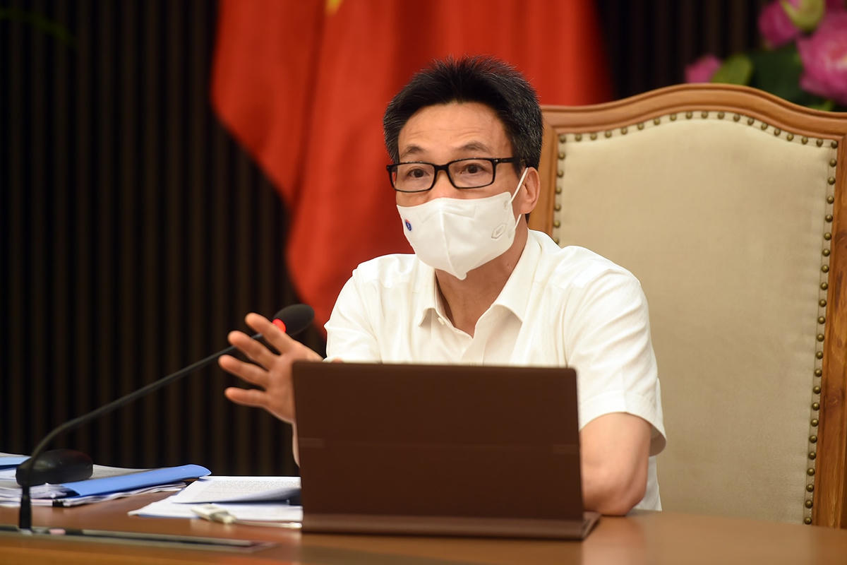 Phó Thủ tướng Vũ Đức Đam phát biểu tại cuộc họp Thường trực Ban Chỉ đạo về việc ban hành Thông tư hướng dẫn đăng ký, lưu hành trong trường hợp cấp bách đối với vaccine Covid-19 và Kế hoạch triển khai chiến dịch tiêm chủng vaccine phòng Covid-19 năm 2021. Ảnh: VGP/Đình Nam.