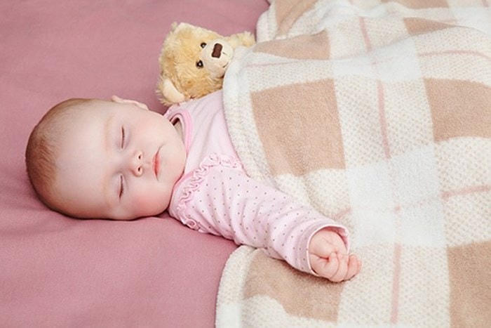 Cách mặc ấm đúng cho bé sơ sinh tuân theo quy tắc '4 ấm 1 lạnh', mặc không qua 4 lớp quần áo...