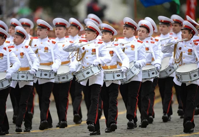 Cuộc diễu hành bắt đầu với quân đoàn trống của Học viện Âm nhạc Quân đội Moscow.