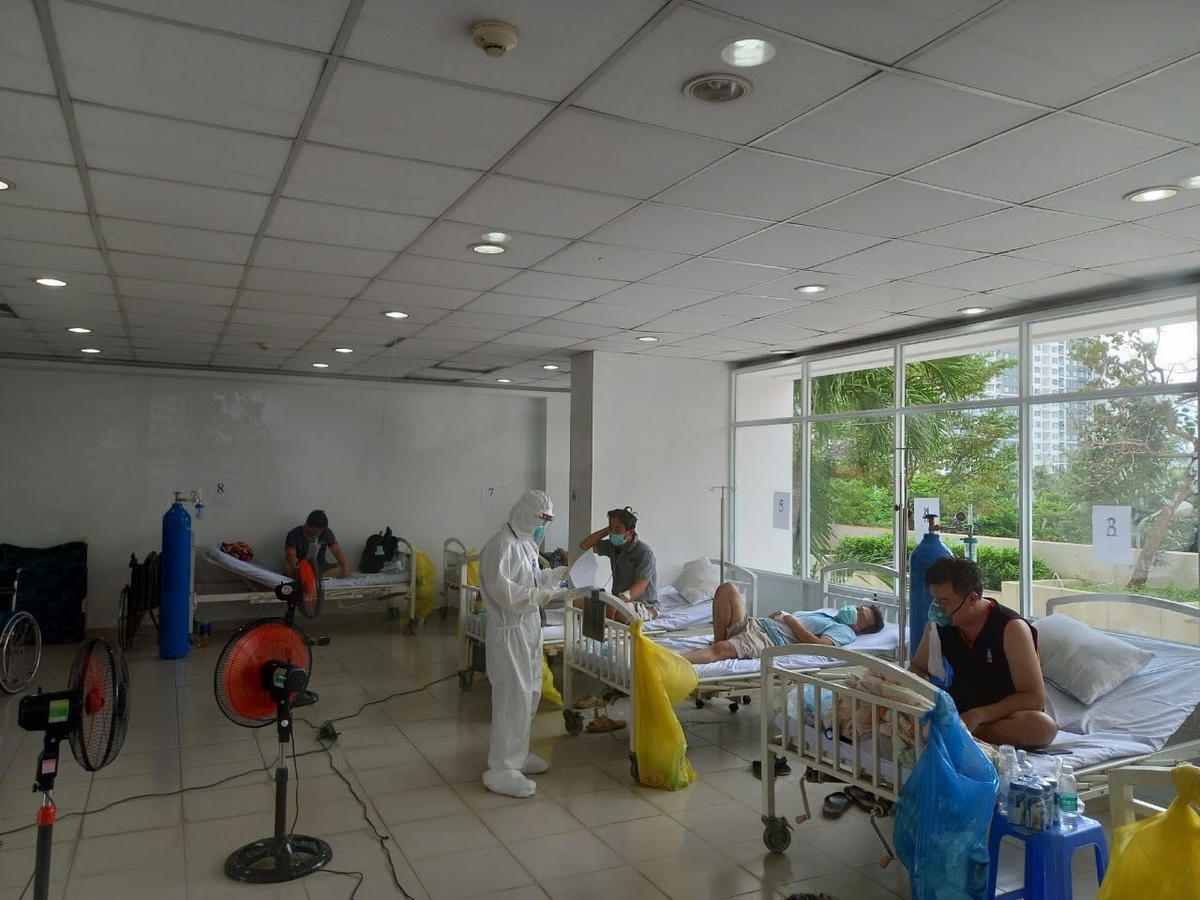 Các bệnh nhân nặng đang sử dụng ô xy ở bệnh viện dã chiến tại TP HCM.
