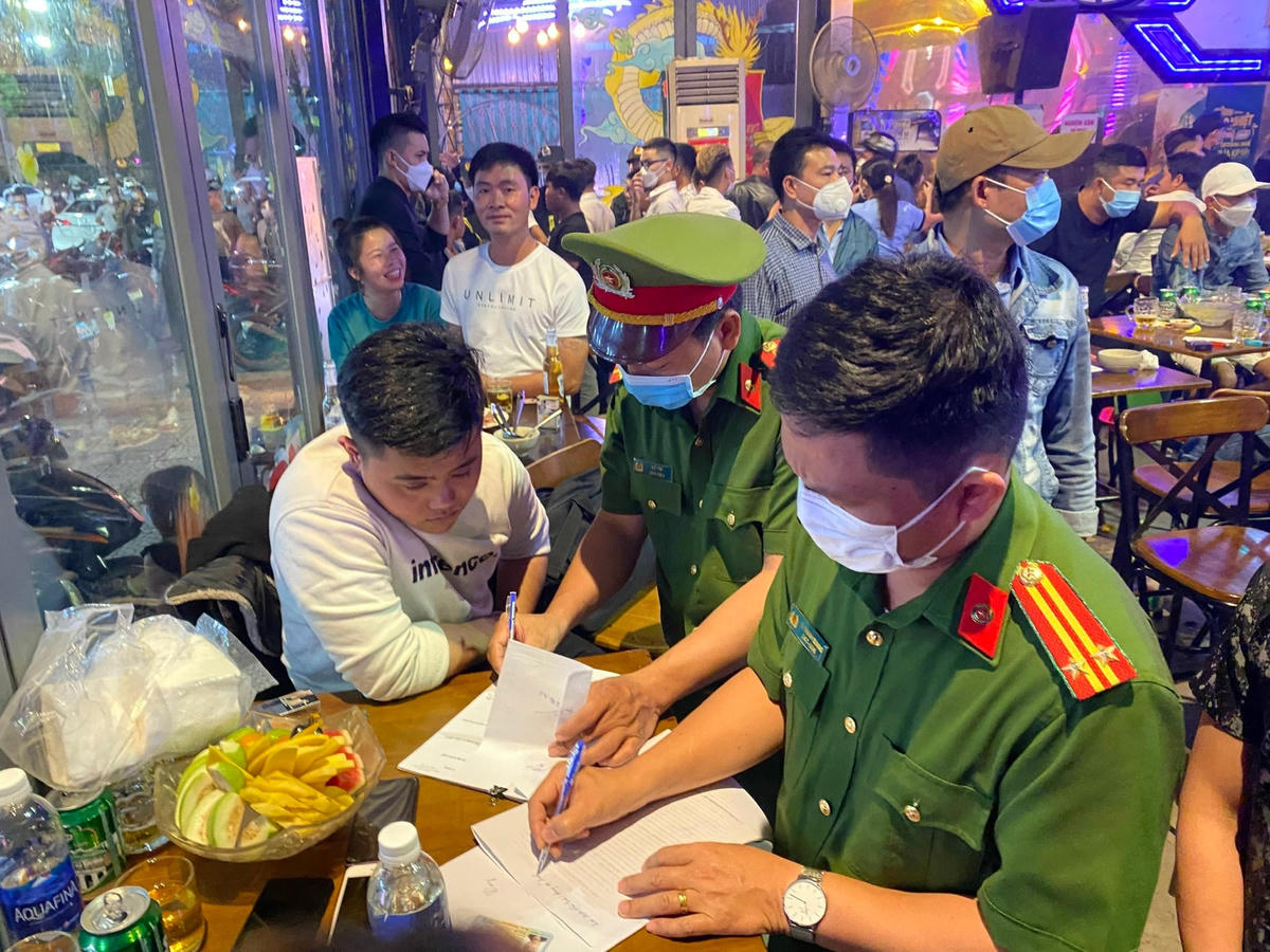 Lực lượng Công an tiến hành kiểm tra quán Pub Beer Century.