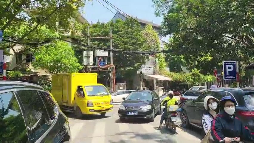 Xe Bưu chính Văn Minh chạy ở đường Nguyễn Bỉnh Khiêm, Nguyễn Du, Hai Bà Trưng (Hà Nội) giờ cao điểm.