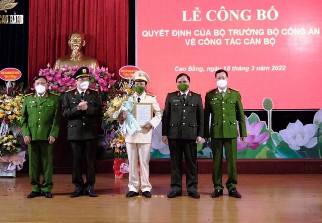 Đại tá Hòa Quang Tưng (lễ phục trắng) được điều động, bổ nhiệm giữ chức Phó Giám đốc Công an tỉnh Cao Bằng.