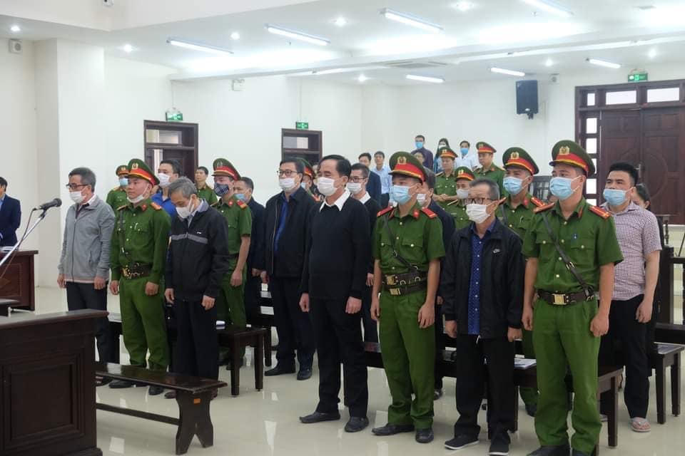 Các bị cáo tại phiên tòa ngày 26/10.