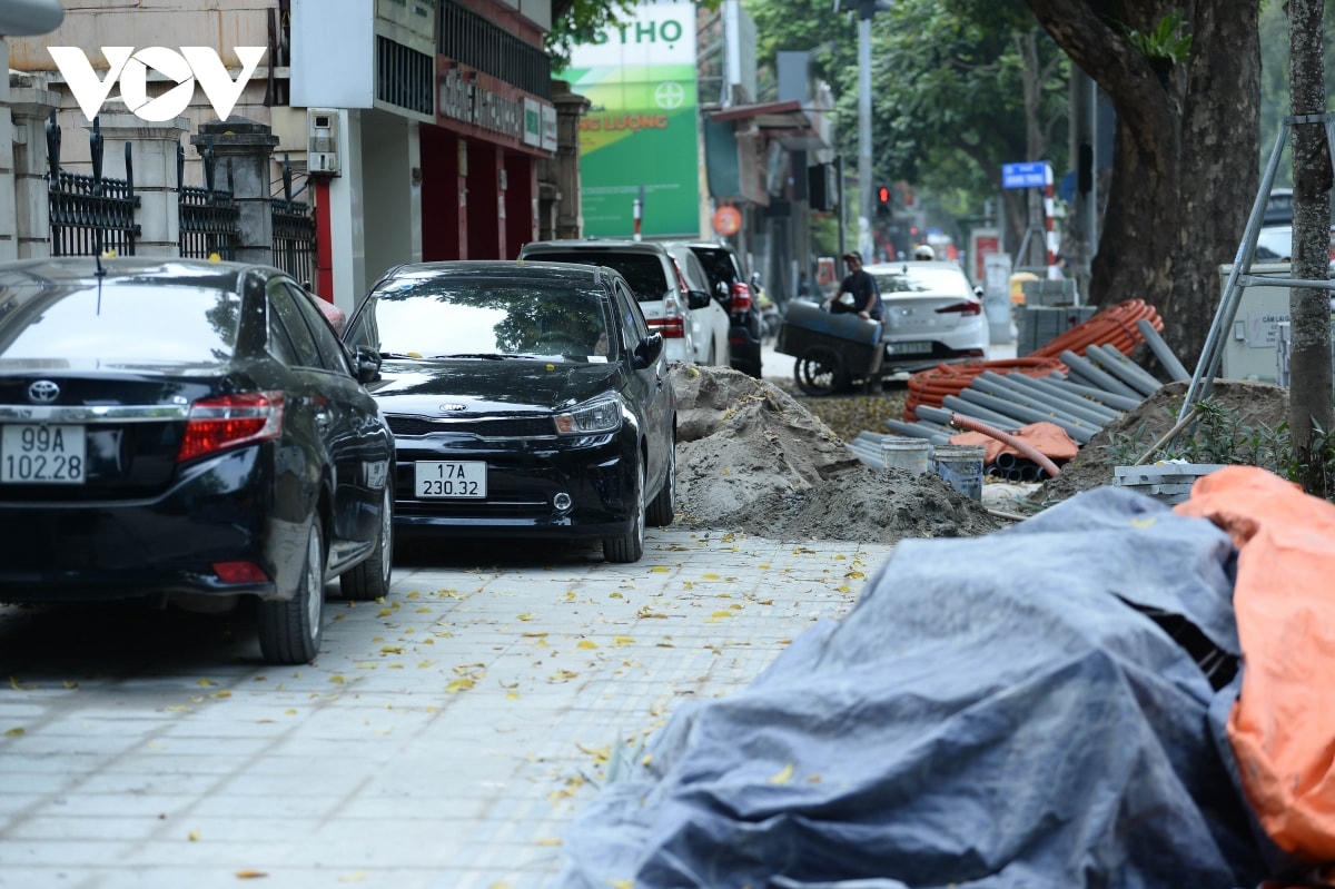 Tuy nhiên, vừa lát đá xong, mạch gắn kết chưa kịp khô ráo thì hàng loạt ô tô đã leo lên đậu, đỗ.  