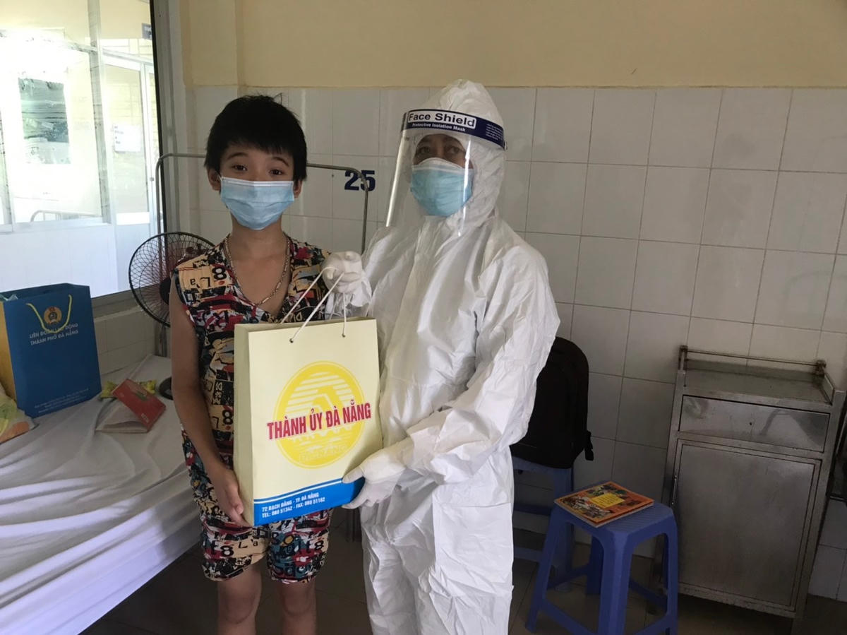 Thành ủy Đà Nẵng tặng quà 1/6 cho bệnh nhi mắc Covid-19