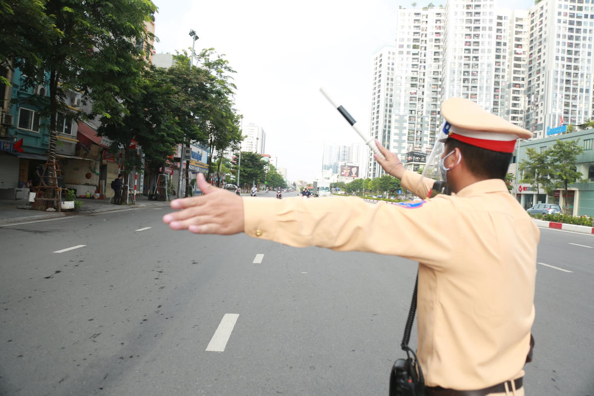 Hà Nội ngày đầu hoạt động 21 chốt kiểm soát Covid-19 tại 'vùng đỏ' 