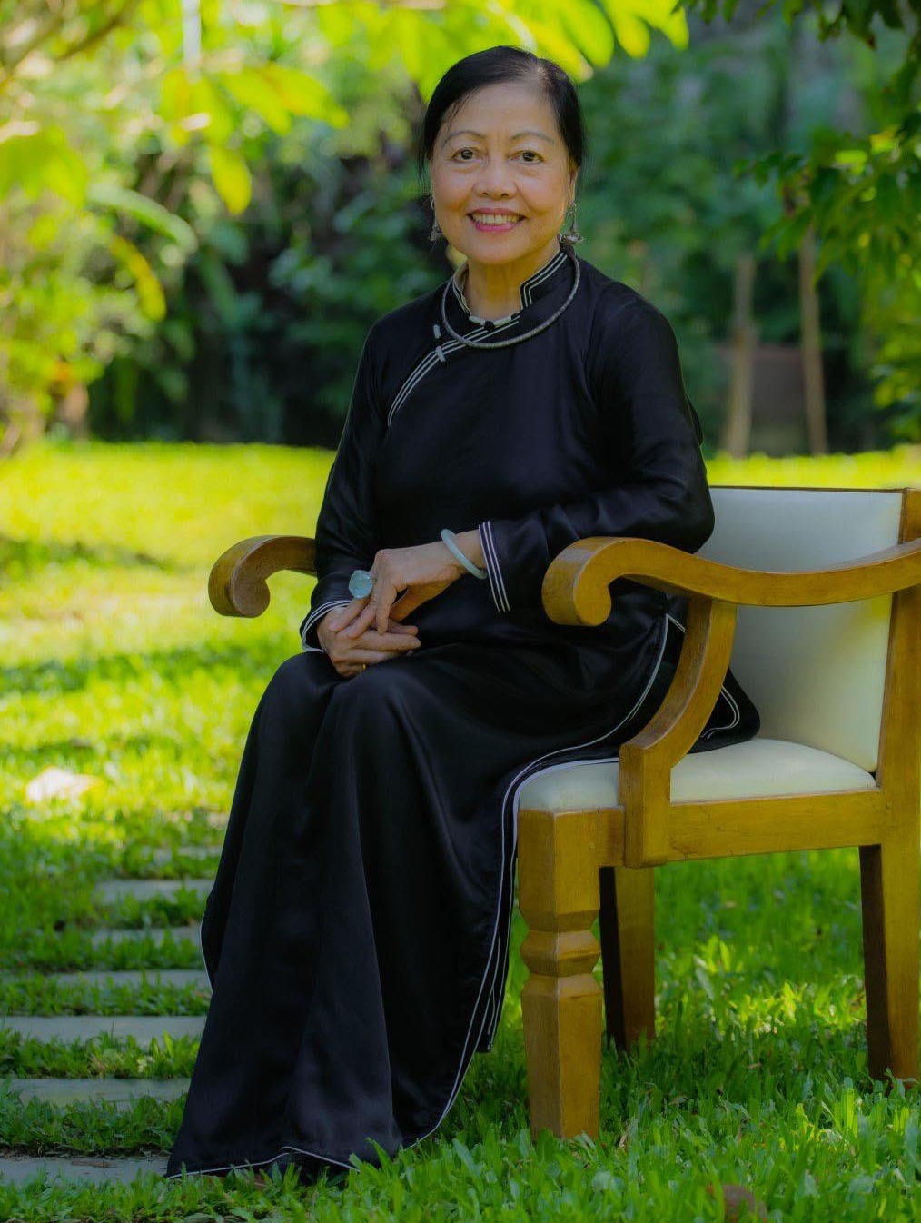 GS.TS Thái Kim Lan trong khu vườn ở Huế.