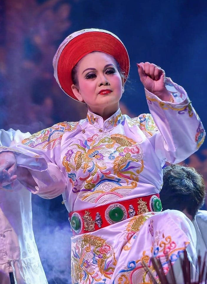 Vân Quyền trong một giá đồng.  