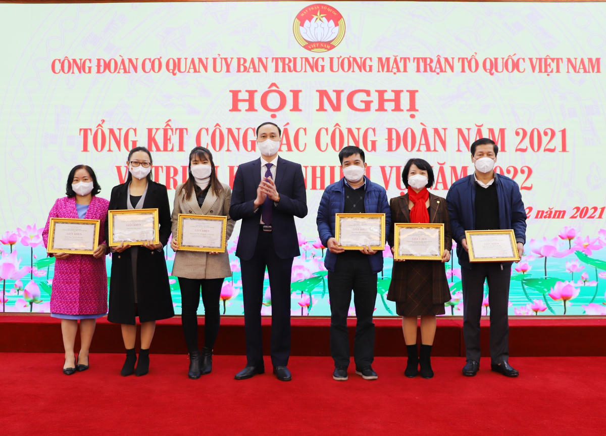 Phó Chủ tịch Phùng Khánh Tài trao Bằng khen cho Tập thể các Ban, đơn vị có thành tích xuất sắc trong công tác Công đoàn cơ quan năm 2021.