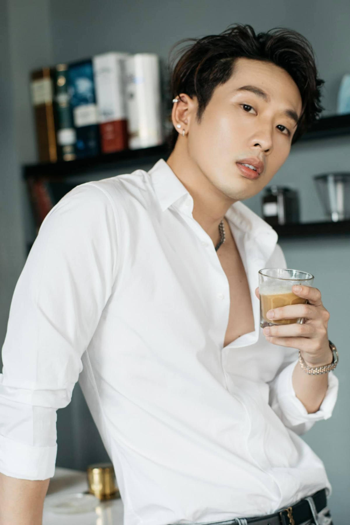 Tuấn Trần định cosplay học sinh nhưng nhìn đi nhìn lại thấy mặt mình phụ huynh quá nên thôi. Đành gửi lời chúc các cháu có 1 năm học hành giỏi giang, thành tích vượt trội.