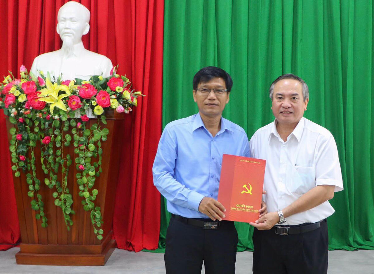 Ông Nguyễn Giờ, Trưởng Ban Tổ chức Tỉnh ủy Bình Định trao quyết định cho ông Hồ Xuân Ánh.
