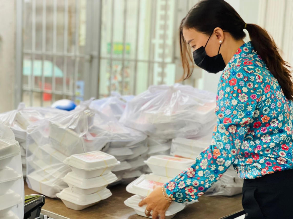 Chị Ngô Thị Quế Băng- Phó Chủ tịch Hội Liên hiệp phụ nữ quận 10 đang sắp xếp lại phần cơm trước khi gửi tới người dân và cán bộ chiến sỹ chống dịch.