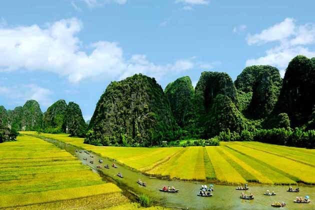 Đến Tràng An để được thả mình vào một vùng non nước, mây trời hoà quyện. Nguồn: Internet.