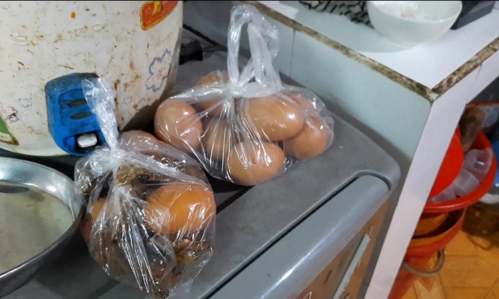 Cá chiên và trứng luộc chị mang từ công ty về.