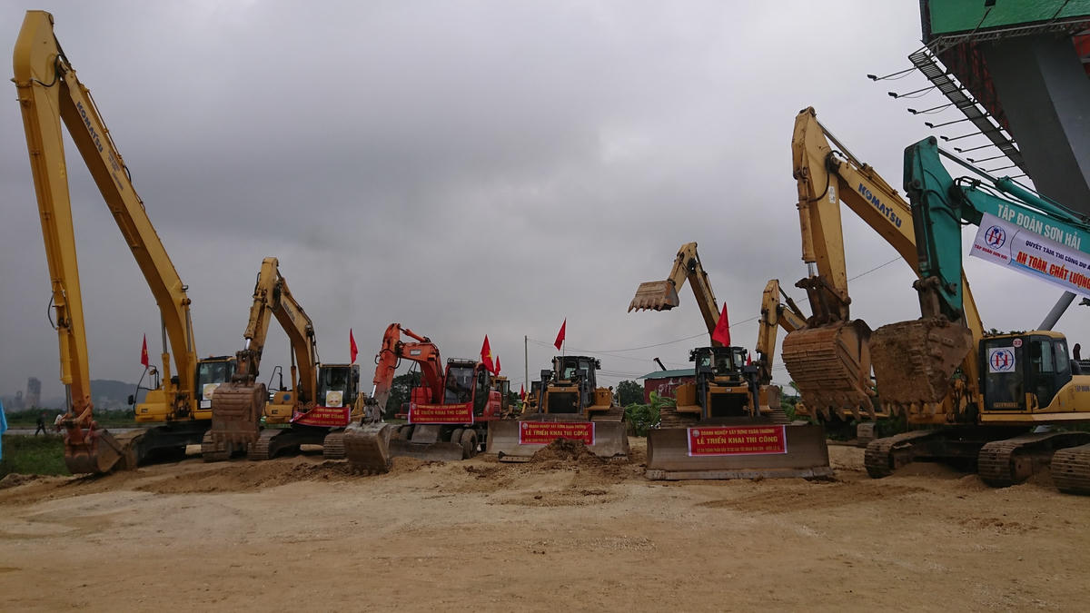 Nhà thầu tập trung thiết bị sẵn sàng thi công dự án.