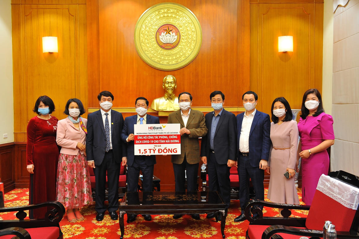 HDBank ủng hộ 1,5 tỷ đồng cho tỉnh Hải Dương thông qua Ủy ban Trung ương Mặt trận Tổ quốc.