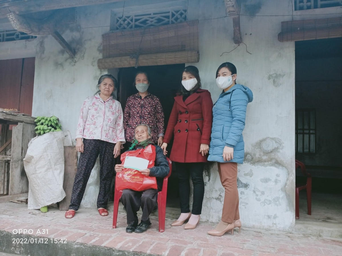 [ẢNH] Vụ Bản, Nam Định: Trước Tết, Hội phụ nữ tìm đến các cụ già neo đơn 
