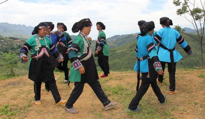 Ngoài các trò chơi dân gian còn có các hoạt động trình diễn nghệ thuật được yêu thích như: Hát đối đáp, giao duyên, hát ống…