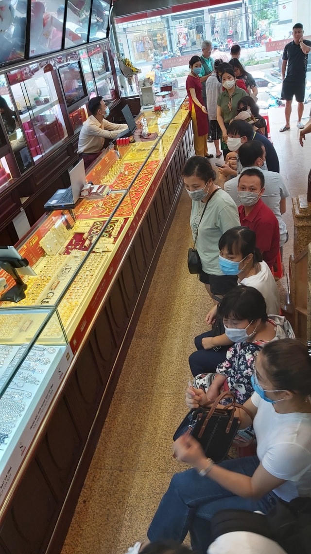 Người dân xếp hàng mua - bán vàng là cảnh thường thấy trong mấy ngày gần đây (ảnh: Nguyễn Tuyền).