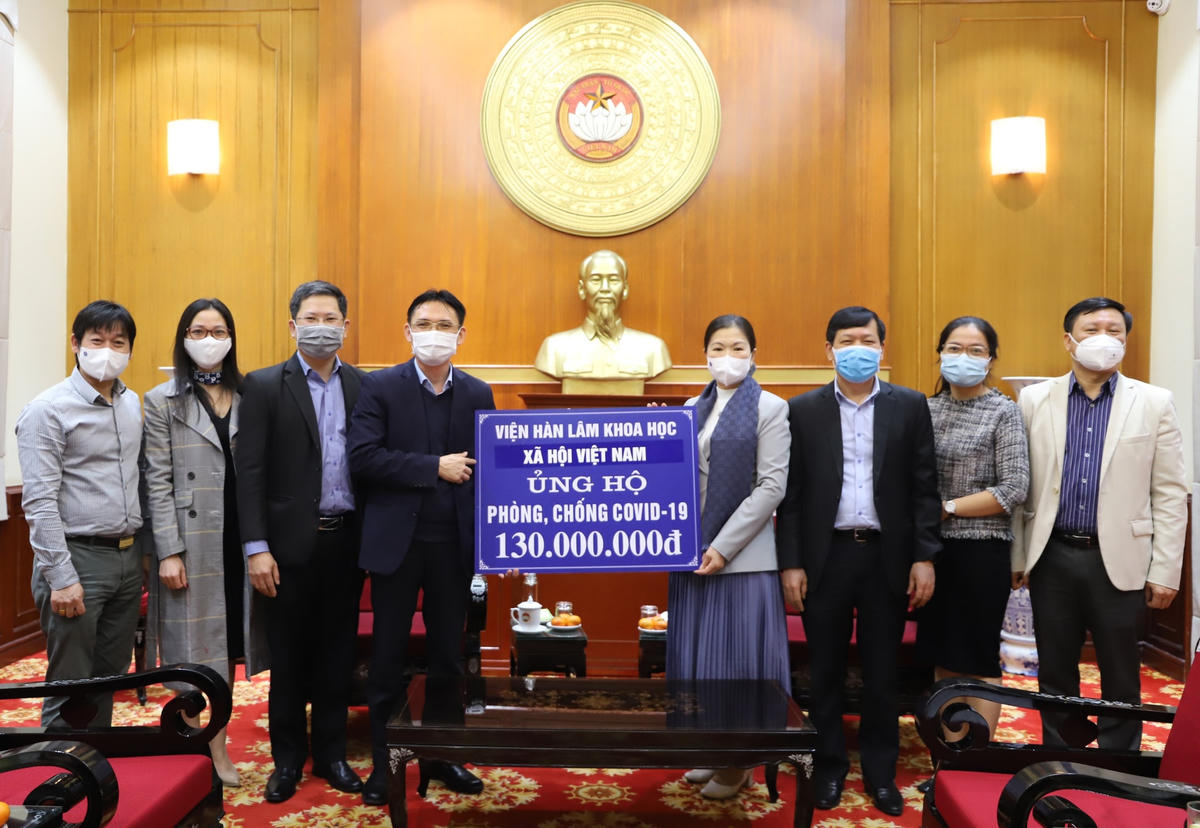 Phó Chủ tịch Trương Thị Ngọc Ánh tiếp nhận ủng hộ phòng, chống Covid-19 từ Viện Hàn lâm Khoa học xã hội Việt Nam.