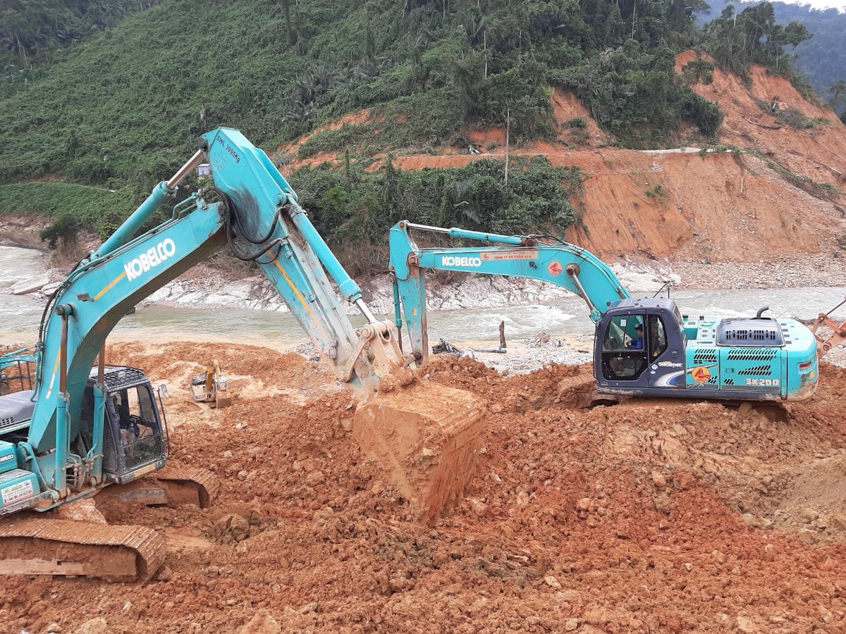 Tranh thủ thời tiết thuận lợi, các lực lượng chức năng nỗ lực tìm kiếm 15 nạn nhân mất tích còn lại.