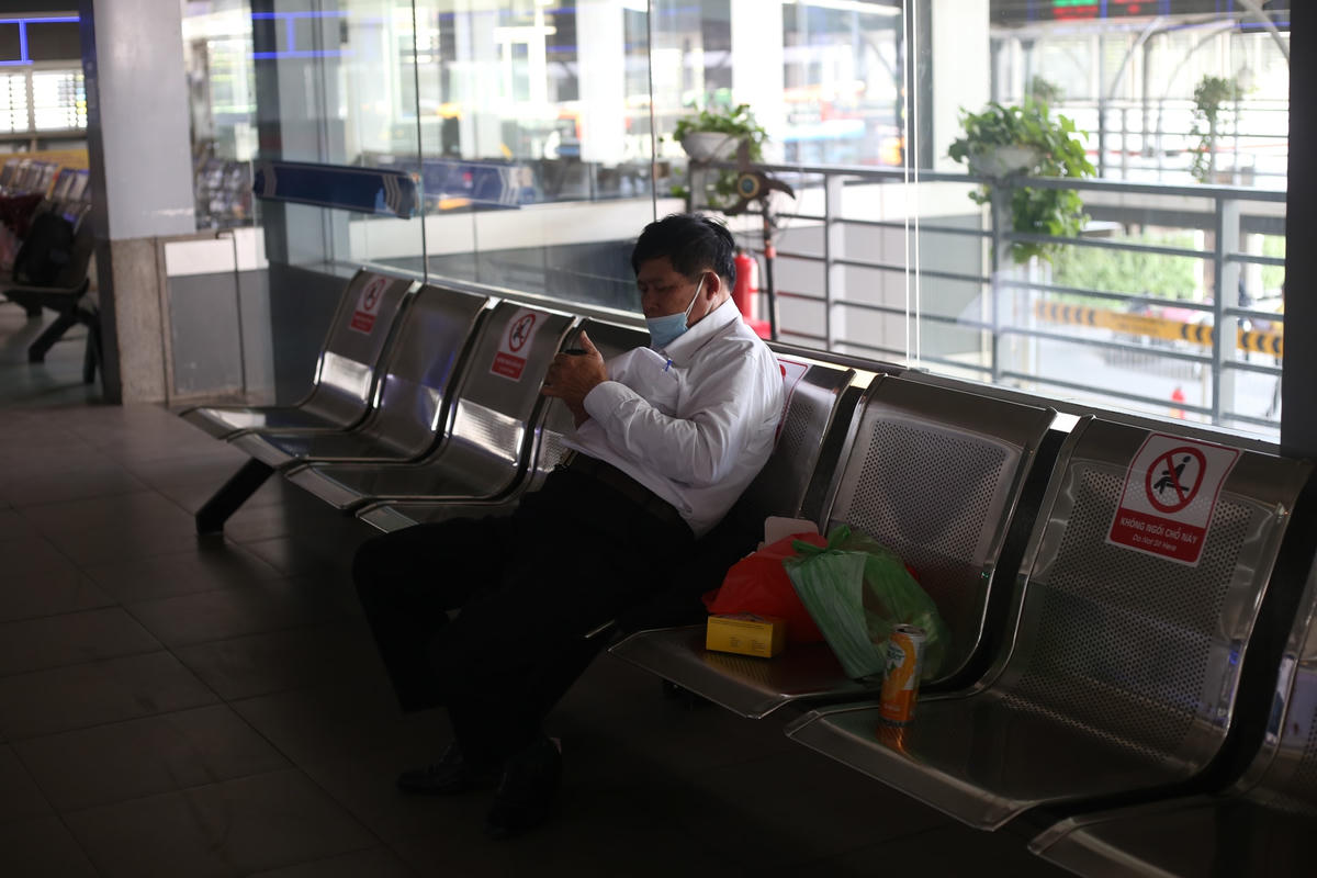 Tại phòng bán vé tại bến xe Nước Ngầm vắng vẻ, im lìm chỉ có 1 vài hành khách. Lãnh đạo bến xe Nước Ngầm cho biết, tại bến đã có các nhà xe đi Vinh, Hà Tĩnh, Lạng Sơn, Vũng Tàu mới tới hoạt động nhưng đều vắng khách, chưa đạt 20% sản lượng trước thời gian giãn cách xã hội.