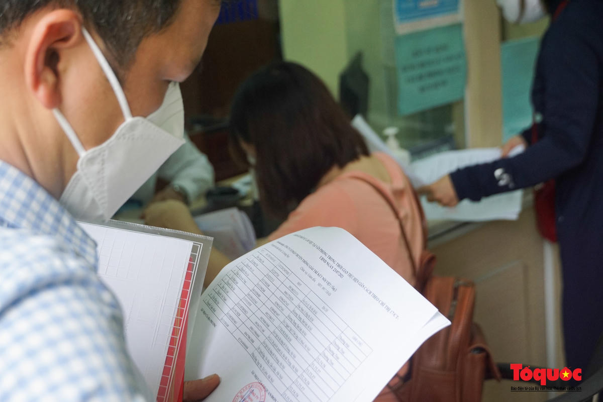 Ông Dương Văn Hiền (đại diện một doanh nghiệp trên phố Yên Hòa, Cầu Giấy, Hà Nội) cho hay: "Ngay trong đêm hôm qua, chúng tôi lập danh sách nhân sự làm việc trực tiếp tại cơ quan và có kèm thêm lịch trực, nhiệm vụ của các nhân viên. Tuy nhiên, sáng nay nhiều nhân viên đến cơ sở làm việc cho biết, họ bị nhắc nhở vì thiếu giấy tờ chứng minh đủ điều kiện đi làm". Nguồn: Tổ Quốc.