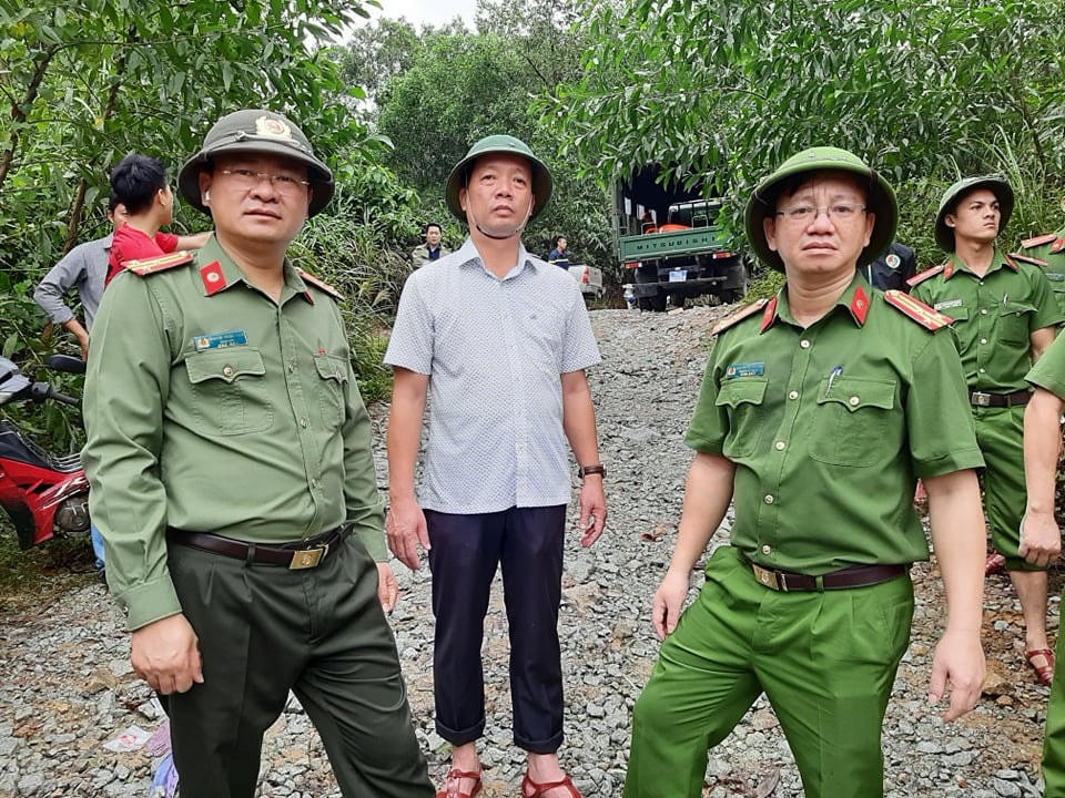 Ông Phan Thiên Đinh (giữa), Phó Chủ tịch UBND tỉnh Thừa Thiên - Huế cùng Thượng tá Nguyễn Thanh Tuấn (bìa trái), Giám đốc Công an tỉnh trực tiếp tham gia và chỉ đạo công tác cứu hộ.