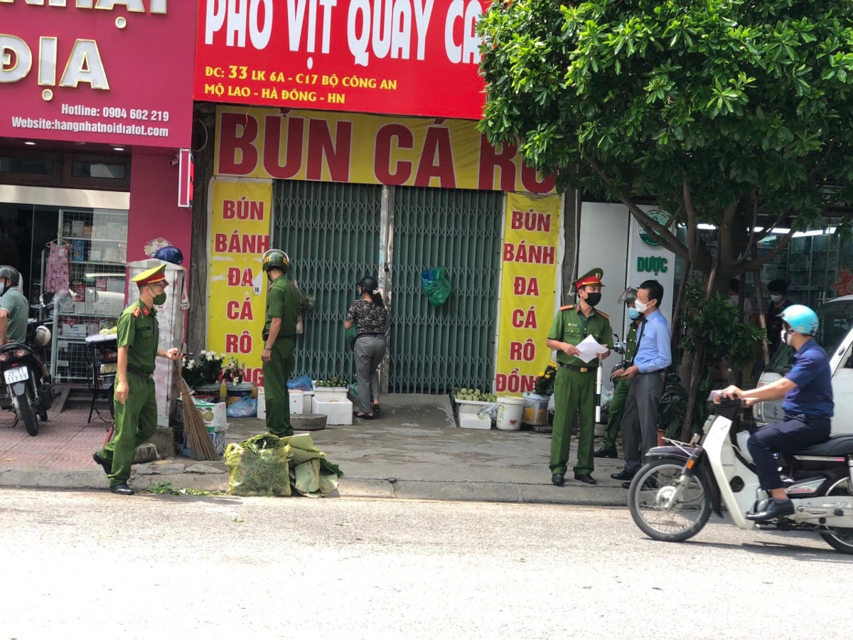 Lực lượng công an tiến hàng xử phạt những trường hợp vi phạm đồng thời nhắc nhở nghiêm túc việc phòng chống dịch. Ảnh: Lan Anh.