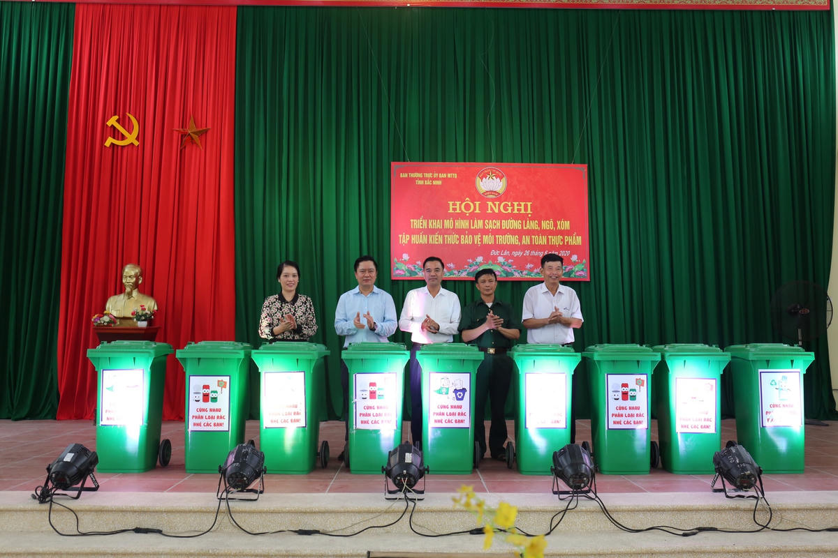 Lãnh đạo MTTQ tỉnh và Sở TNMT tặng quà thôn Đức Lân.
