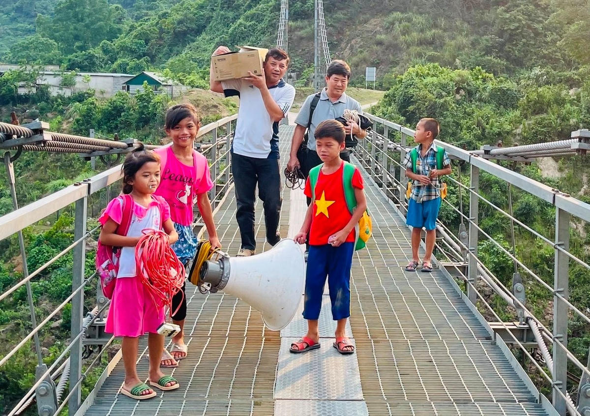 Phim về bản tối nay.