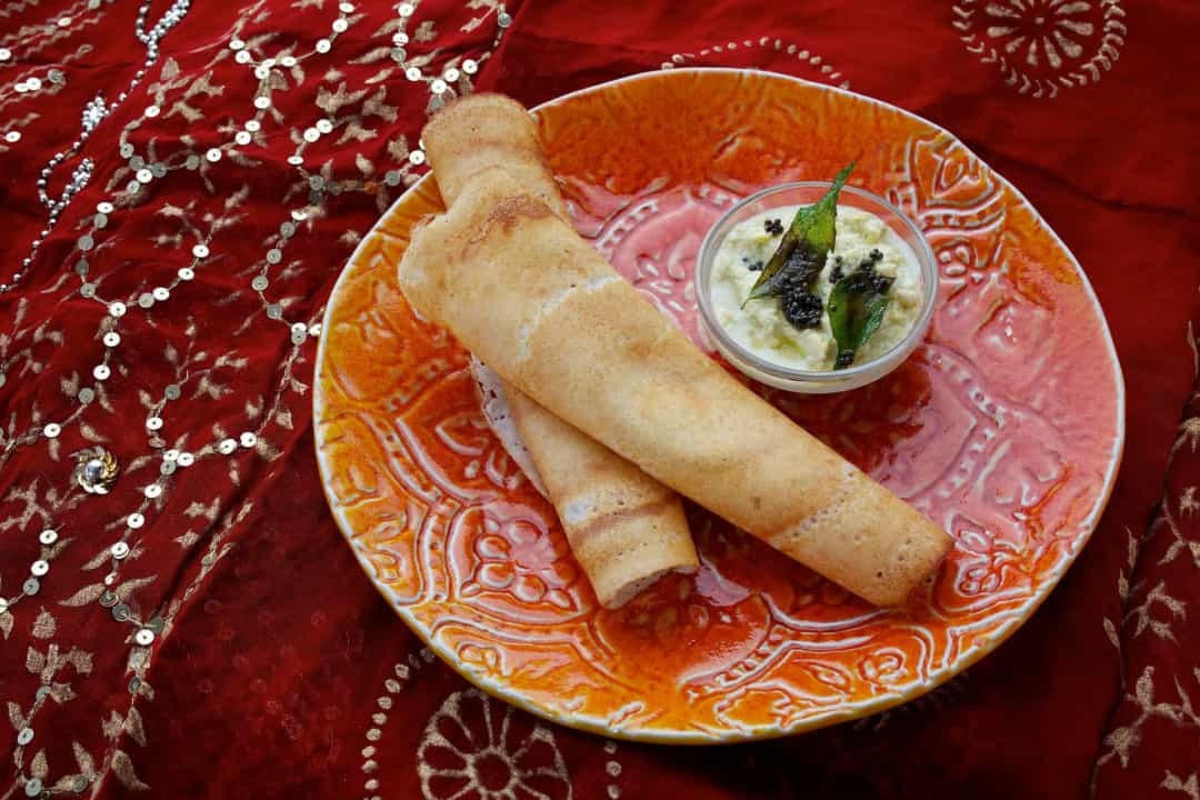 Ở miền Nam Ấn Độ, dosas là một món ăn nhẹ phổ biến tương tự như bánh kếp. Chúng được làm bằng bột gạo lên men và đậu lăng.  