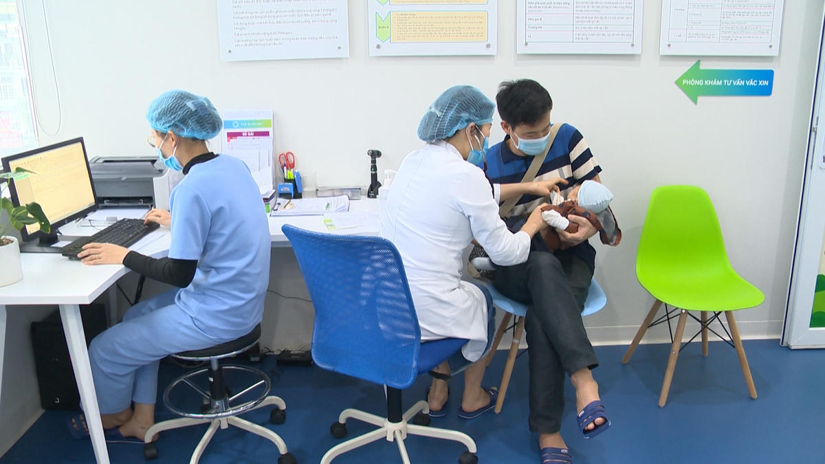 Bệnh nhân phải thực hiện đo thân nhiệt, khai báo y tế, đeo khẩu trang (trừ trường hợp trẻ dưới 2 tuổi) trong quá trình khám bệnh.