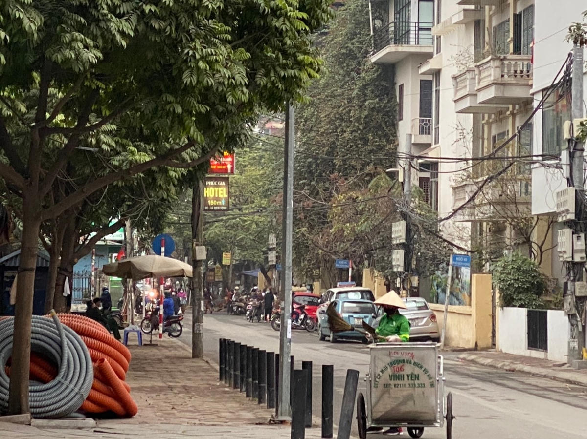 Ghi nhận trong sáng ngày 1/2, xung quanh khu vực sinh sống của ca dương tính Covid-19 ở quận Cầu Giấy khá vắng vẻ. (Ảnh: Lan Anh).
