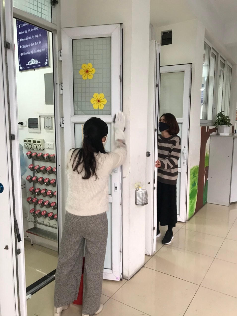 Hà Nội: Vệ sinh, khử khuẩn trường lớp trước ngày học sinh đi học