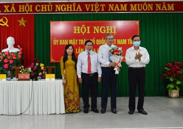 Tặng hoa chúc mừng, tân Chủ tịch Uỷ ban MTTQ Việt Nam tỉnh Ninh Thuận khóa X, nhiệm kỳ 2019-2024.  