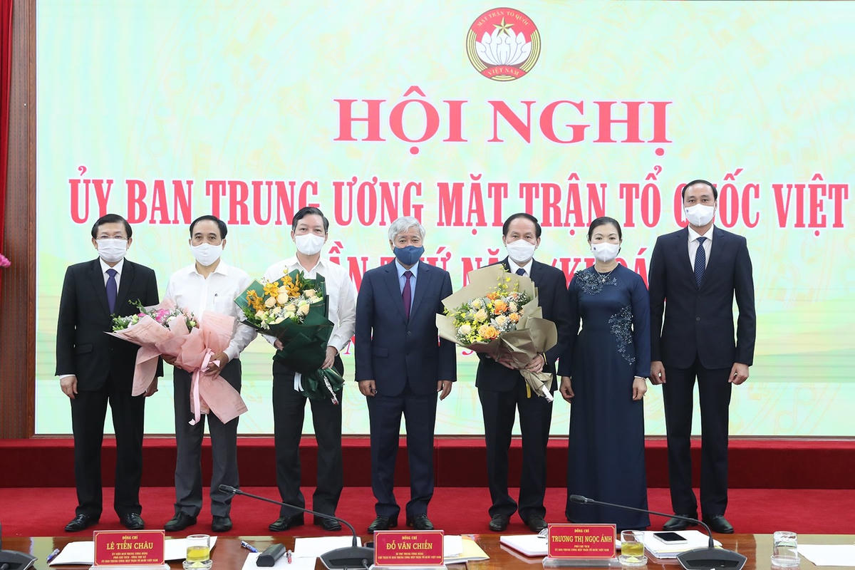 Chủ tịch Đỗ Văn Chiến và các vị trong Ban Thường trực tặng hoa chúc mừng các vị mới được hiệp thương tham gia UBTƯ MTTQ Việt Nam.
