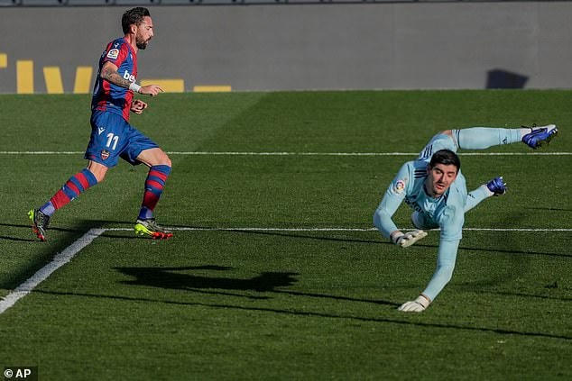 Jose Luis Morales dứt điểm đẳng cấp gỡ hòa 1-1 cho Levante ở phút 32.