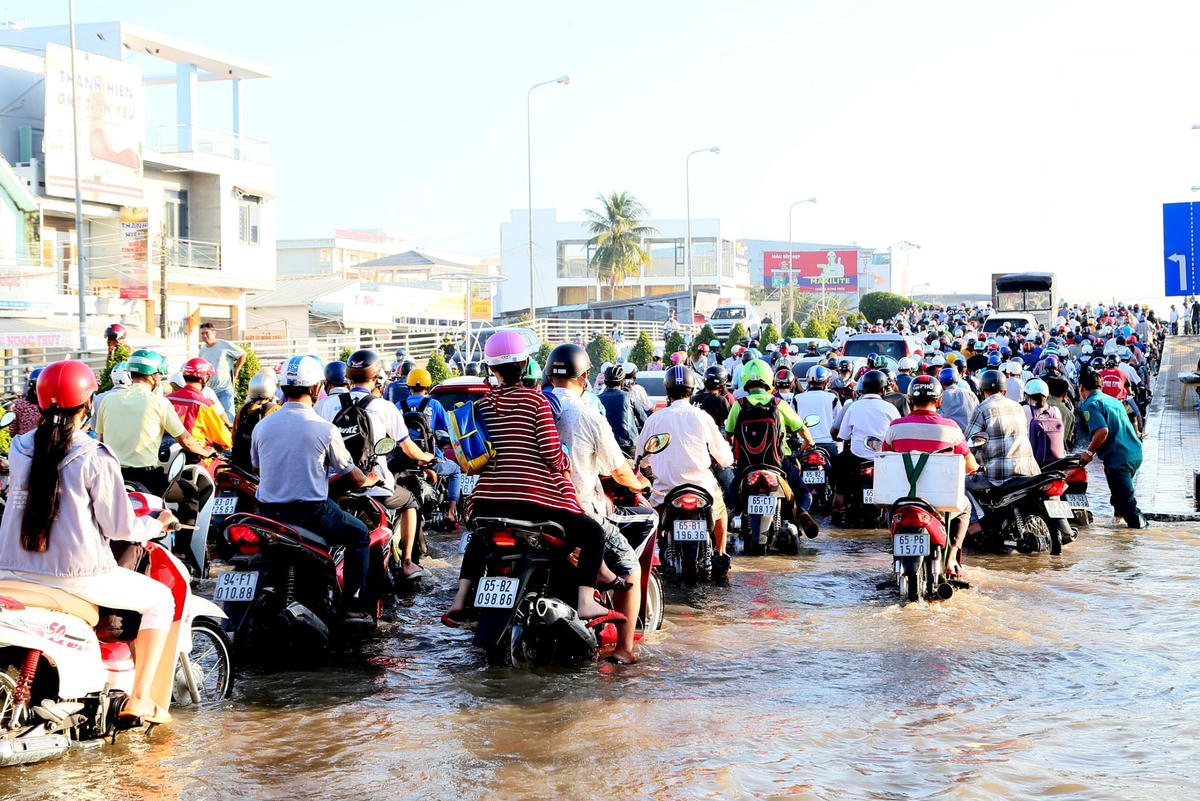 Khu vực chân các cầu hay bị tắc cục bộ.