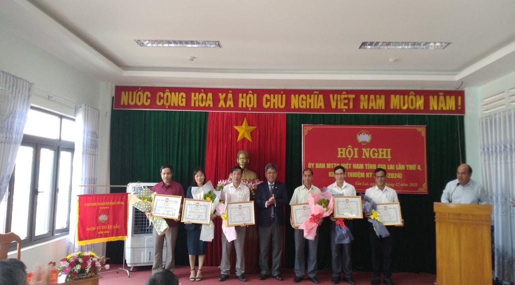Ông Hồ Văn Điềm, chủ tịch Uỷ ban MTTQ tỉnh Gia Lai, tặng Bằng khen cho các tập thể, cá nhân có thành tích xuất sắc trong công tác Mặt trận năm 2020